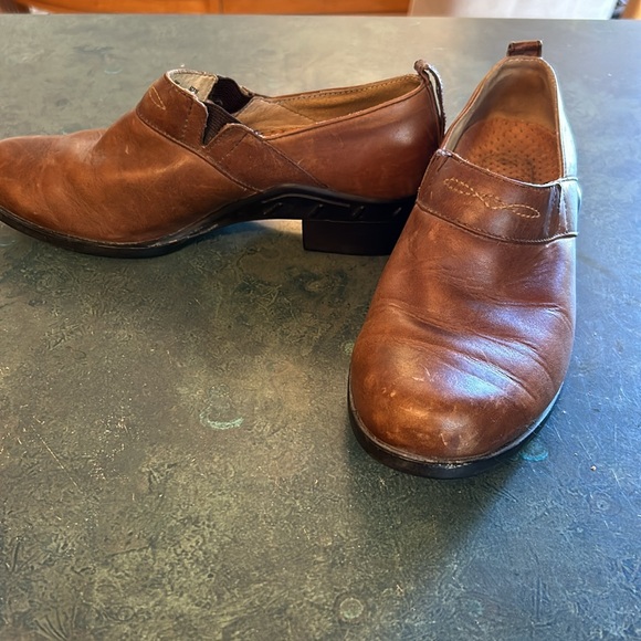 ARIAT women’s 7.5 slip on brown leather shoes with rubber sole. - Picture 3 of 8